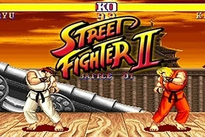 Dwóch wojowników w tradycyjnych strojach sztuk walki, stojących naprzeciw siebie na drewnianej platformie, z logo Street Fighter II pośrodku