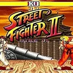 Dwóch wojowników w tradycyjnych strojach sztuk walki, stojących naprzeciw siebie na drewnianej platformie, z logo Street Fighter II pośrodku