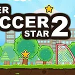 Grafika przedstawia kolorowy krajobraz z drzewami, piłką nożną, bramką i gwiazdkami na tle miejskich budynków z dużym napisem Super Soccer Star 2
