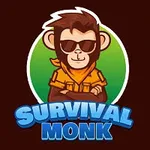 Małpa w okularach przeciwsłonecznych i pomarańczowej koszuli z napisem Survival Monk na ciemnym tle