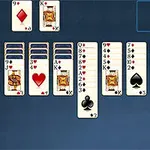 Układ kart w grze pasjans z odkrytymi kartami w kolumnach na niebieskim tle