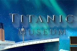 Statek oświetlony z efektem zorzy polarnej na niebie, z napisem Titanic Museum