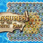 Plansza z kolorowymi, sześciokątnymi polami i zwiniętym zwojem napisanym Treasures of the Mystic Sea na tle wody
