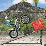 Motocykl balansuje na rampie z przeszkodami, z górzystym tłem i palmami