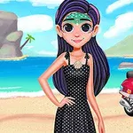 Dziewczyna w czarnej sukience w kropki z długimi fioletowymi włosami stoi na plaży obok czerwonego skutera, z widokiem na morze i góry w tle
