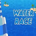 Czerwona postać na zielonej desce surfingowej płynie po niebieskim torze wodnym otoczonym małymi wysepkami z palmami, z napisem Water Race po prawej stronie