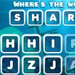 Litery układające się w słowo SHARK na tle podwodnej scenerii z widocznymi sylwetkami ryb i wraku statku