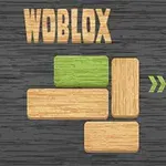 Drewniane klocki ułożone na ciemnym tle z zielonym bloczkiem i strzałką wskazującą w prawą stronę, z napisem WOBLOX na górze