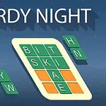 Napisy WORDY NIGHT z blokami literowymi na granatowym tle z ozdobnym wzorem po lewej stronie