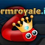 Czerwony wąż z koroną na ciemnym tle z napisem wormroyale