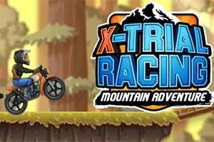 Motocyklista w hełmie jedzie motocyklem przez górzysty teren, a obok znajduje się duży, kolorowy napis X-Trial Racing Mountain Adventure