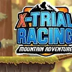 Motocyklista w hełmie jedzie motocyklem przez górzysty teren, a obok znajduje się duży, kolorowy napis X-Trial Racing Mountain Adventure