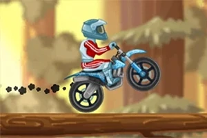 Zawodnik w czerwonym kombinezonie i kasku jedzie na niebieskim motocyklu przez las na drewnianej kładce