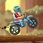 Zawodnik w czerwonym kombinezonie i kasku jedzie na niebieskim motocyklu przez las na drewnianej kładce