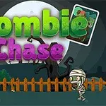 Kolorowy napis Zombie Chase na tle księżyca, z postacią mumiowego zombie i dziecka na tle drewnianego płotu
